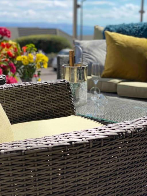 Mumbles - Modern Apartment With Panoramic Sea Views Oystermouth Exterior photo