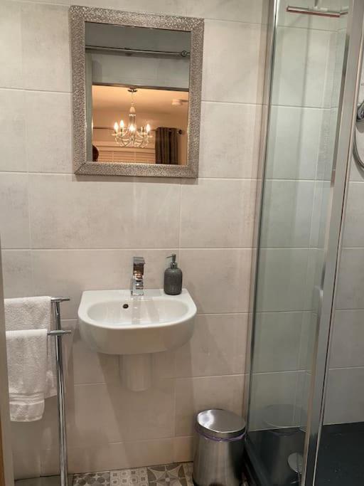 Mumbles - Modern Apartment With Panoramic Sea Views Oystermouth Exterior photo